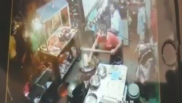 Restaurant owner throws boiling oil at customer for complaining about food - Sputnik International