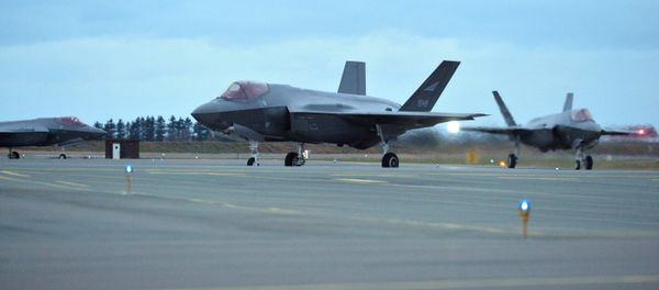 The first three F-35 fighter jets ordered by Norway's Air Force arrive in Oerland Main Air Station, near Trondheim, Norway November 3, 2017 - Sputnik International