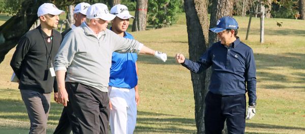 U.S. President Donald Trump gestures to Japan's Prime Minister Shinzo Abe as Japanese professional golfer Hideki Matsuyama looks on, as they play golf at the Kasumigaseki Country Club in Kawagoe, north of Tokyo, Japan, in this photo taken and released by Japan's Cabinet Public Relations Office via Kyodo November 5, 2017 - Sputnik International