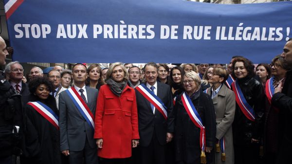 Clichy la Garenne's mayor Remi Muzueau, center right, and President of the Regional Council of the Ile-de-France region Valerie Pecresse, center left, demonstrate against Muslim street prayers, in the Paris suburb of Clichy la Garenne - Sputnik International