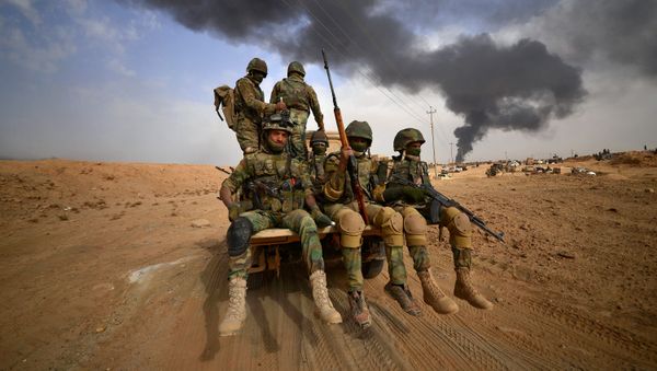 Shi'ite Popular Mobilization Forces (PMF) advance towards the city of Al-Qaim, Iraq November 3, 2017 - Sputnik International