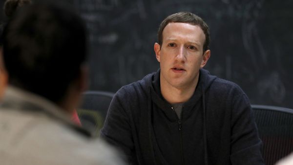Facebook CEO Mark Zuckerberg meets with a group of entrepreneurs and innovators during a round-table discussion at Cortex Innovation Community technology hub Thursday, Nov. 9, 2017, in St. Louis - Sputnik International
