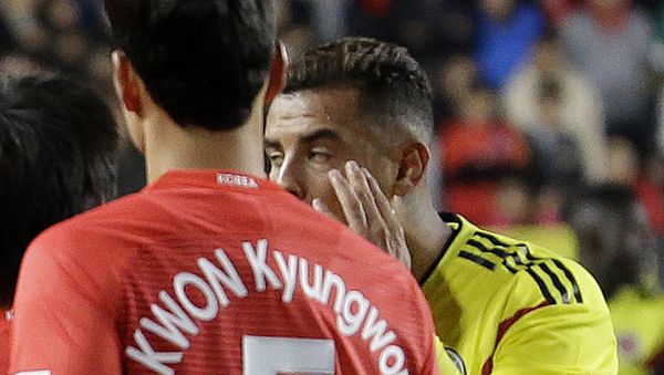 In this Friday, Nov. 10, 2017, photo, Colombia's Edwin Cardona, center, makes derogatory gesture during a friendly soccer match against South Korea at Suwon World Cup Stadium in Suwon, south of Seoul - Sputnik International