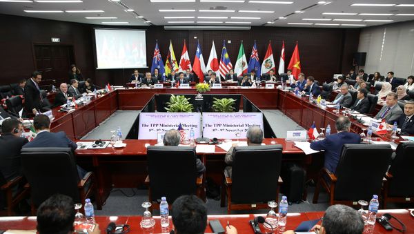 Trade ministers and delegates from the remaining members of the Trans Pacific Partnership (TPP) attend the TPP Ministerial Meeting during the APEC 2017 in Da Nang, Vietnam November 9, 2017 - Sputnik International