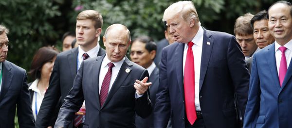 U.S. President Donald Trump, center right, and Russia's President Vladimir Putin, center left, talk during the family photo session at the APEC Summit in Danang, Saturday, Nov. 11, 2017 - Sputnik International
