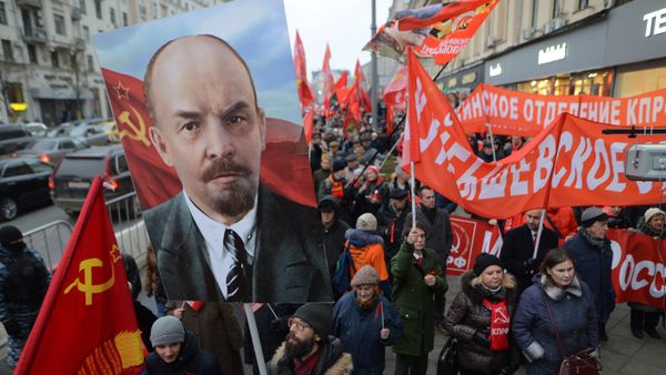 Participants in a rally and a march to mark the 100th anniversary of the October Revolution, Moscow - Sputnik International
