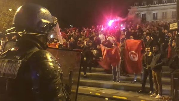 Moroccan football fans revel at Champs-Élysées in Paris - Sputnik International