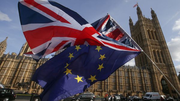 Demonstrators fly a Union flag (top), and an EU flag outside of the Houses of Parliament in Westminster, central London on October 12, 2017 Demonstrators fly a Union flag (top), and an EU flag outside of the Houses of Parliament in Westminster, central London on October 12, 2017 - Sputnik International