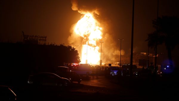 Emergency and rescue workers are seen blocking the road leading to a fire in at oil pipeline in Buri village south of Manama, Bahrain, November 10, 2017 - Sputnik International