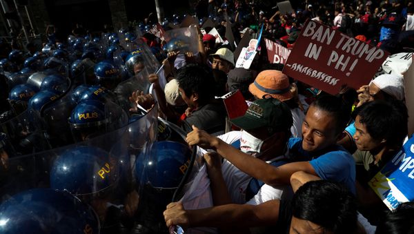 Protesters clash with anti-riot police officers as they try to march towards the U.S. embassy during a rally against U.S. President Donald Trump's visit, in Manila, Philippines, November 12, 2017 - Sputnik International
