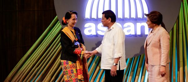 Myanmar State Counselor Aung San Suu Kyi (L) shakes hands with Philippine President Rodrigo Duterte (C) before the opening ceremony of the 31st Association of Southeast Asian Nations (ASEAN) Summit in Manila, Philippines,13 November 2017 Myanmar State Counselor Aung San Suu Kyi (L) shakes hands with Philippine President Rodrigo Duterte (C) before the opening ceremony of the 31st Association of Southeast Asian Nations (ASEAN) Summit in Manila, Philippines,13 November 2017 - Sputnik International