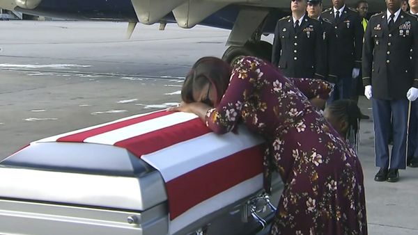 Myeshia Johnson cries over the casket of her husband, Sgt. La David Johnson, who was killed in an ambush in Niger, upon his body's arrival in Miami - Sputnik International