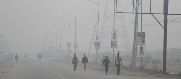 People walk through smog near Delhi, India November 13, 2017 - Sputnik International