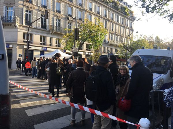 Parisians in front of the Bataclan concert hall. November 13, 2017 - Sputnik International