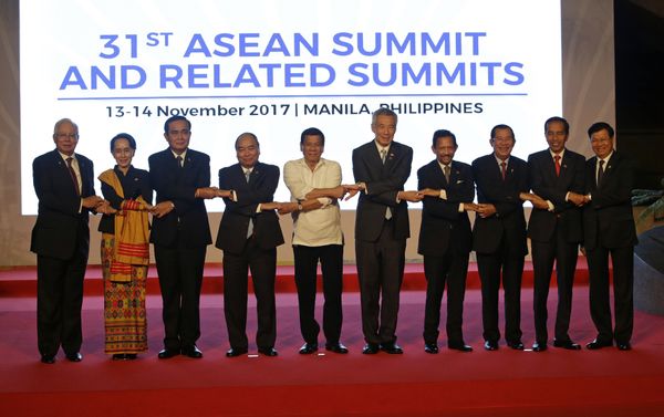 From left, Malaysia's Prime Minister Najib Razak, Myanmar's State Counsellor Aung San Suu Kyi, Thailand's Prime Minister Prayuth Chan-ocha, Vietnam's Prime Minister Nguyen Xuan Phuc, Philippines' President Rodrigo Duterte, Singapore's Prime Minister Lee Hsien Loong, Brunei's Sultan Hassanal Bolkiah, Cambodia's Prime Minister Hun Sen, Indonesia's President Joko Widodo and Laos' Prime Minister Thongloun Sisoulith, join hands during a family photo before the 31st ASEAN Summit in Manila, Philippines From left, Malaysia's Prime Minister Najib Razak, Myanmar's State Counsellor Aung San Suu Kyi, Thailand's Prime Minister Prayuth Chan-ocha, Vietnam's Prime Minister Nguyen Xuan Phuc, Philippines' President Rodrigo Duterte, Singapore's Prime Minister Lee Hsien Loong, Brunei's Sultan Hassanal Bolkiah, Cambodia's Prime Minister Hun Sen, Indonesia's President Joko Widodo and Laos' Prime Minister Thongloun Sisoulith, join hands during a family photo before the 31st ASEAN Summit in Manila, Philippines - Sputnik International