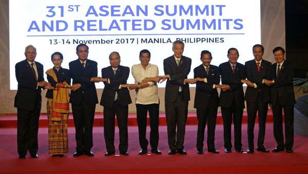 From left, Malaysia's Prime Minister Najib Razak, Myanmar's State Counsellor Aung San Suu Kyi, Thailand's Prime Minister Prayuth Chan-ocha, Vietnam's Prime Minister Nguyen Xuan Phuc, Philippines' President Rodrigo Duterte, Singapore's Prime Minister Lee Hsien Loong, Brunei's Sultan Hassanal Bolkiah, Cambodia's Prime Minister Hun Sen, Indonesia's President Joko Widodo and Laos' Prime Minister Thongloun Sisoulith, join hands during a family photo before the 31st ASEAN Summit in Manila, Philippines - Sputnik International