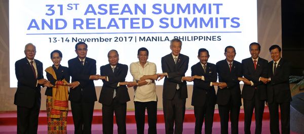From left, Malaysia's Prime Minister Najib Razak, Myanmar's State Counsellor Aung San Suu Kyi, Thailand's Prime Minister Prayuth Chan-ocha, Vietnam's Prime Minister Nguyen Xuan Phuc, Philippines' President Rodrigo Duterte, Singapore's Prime Minister Lee Hsien Loong, Brunei's Sultan Hassanal Bolkiah, Cambodia's Prime Minister Hun Sen, Indonesia's President Joko Widodo and Laos' Prime Minister Thongloun Sisoulith, join hands during a family photo before the 31st ASEAN Summit in Manila, Philippines From left, Malaysia's Prime Minister Najib Razak, Myanmar's State Counsellor Aung San Suu Kyi, Thailand's Prime Minister Prayuth Chan-ocha, Vietnam's Prime Minister Nguyen Xuan Phuc, Philippines' President Rodrigo Duterte, Singapore's Prime Minister Lee Hsien Loong, Brunei's Sultan Hassanal Bolkiah, Cambodia's Prime Minister Hun Sen, Indonesia's President Joko Widodo and Laos' Prime Minister Thongloun Sisoulith, join hands during a family photo before the 31st ASEAN Summit in Manila, Philippines - Sputnik International