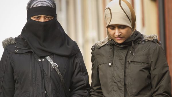 Members of the public including one wearing a full face veil are seen in Blackburn, England, Wednesday, Sept. 18, 2013. - Sputnik International
