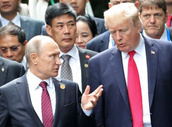Russian President Vladimir Putin and US President Donald Trump are seen here ahead of the group photo ceremony for the Asia-Pacific Economic Cooperation leader - Sputnik International