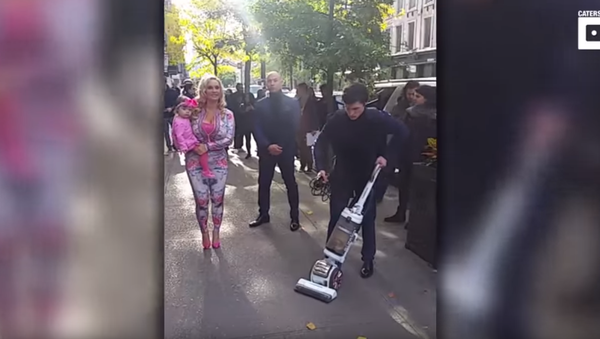 SoHo Suction? Coco Austin Cleans Up New York - Sputnik International