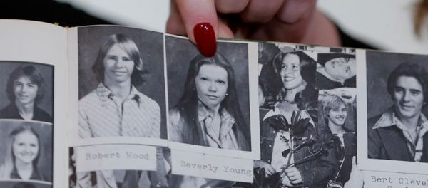 Accuser Beverly Young Nelson points to a photograph of herself in her high school yearbook after making a statement claiming that Alabama senate candidate Roy Moore sexually harassed her when she was 16, in New York, U.S., November 13, 2017 - Sputnik International