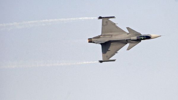 A fourth-generation Swedish multirole fighter Saab JAS 39 Gripen during a demo flight at the 2017 Dubai Airshow. - Sputnik International