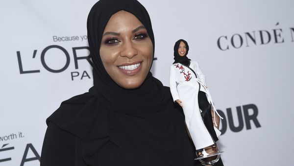 Ibtihaj Muhammad holds a Barbie doll in her likeness at the 2017 Glamour Women of the Year Awards at Kings Theatre on Monday, Nov. 13, 2017, in New York Ibtihaj Muhammad holds a Barbie doll in her likeness at the 2017 Glamour Women of the Year Awards at Kings Theatre on Monday, Nov. 13, 2017, in New York - Sputnik International