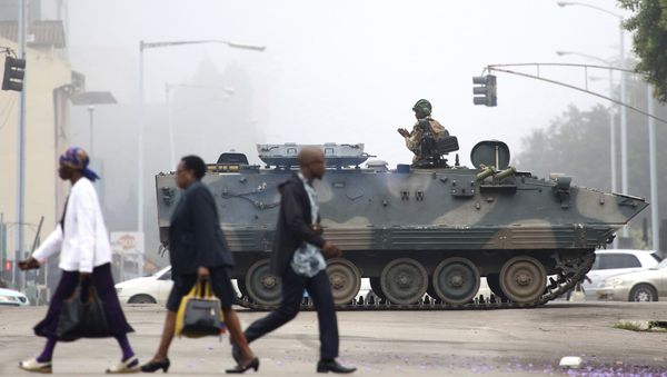 An armed soldier patrols a street in Harare, Zimbabwe, Wednesday, Nov. 15, 2017 - Sputnik International