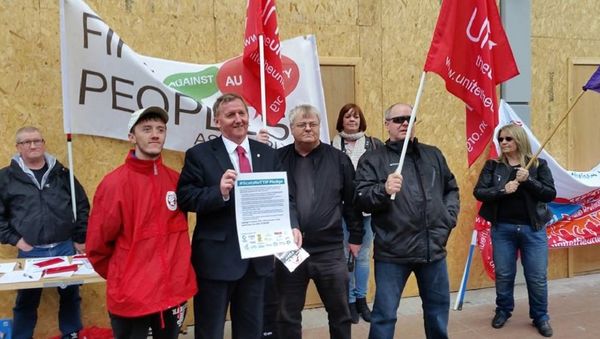 Alex Rowley. Scottish Labour candidate for Cowdenbeath signs the pledge (File) - Sputnik International