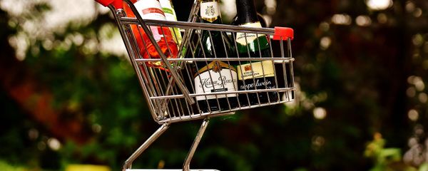 Spirits bottles in a shopping cart - Sputnik International