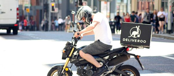 Deliveroo biker - Deliveroo delivery drive on a motorbike in Manchester Deliveroo biker - Deliveroo delivery drive on a motorbike in Manchester - Sputnik International