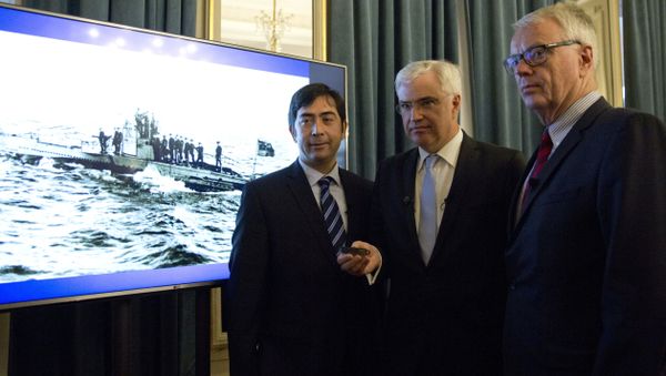 German Ambassador Ruediger Luedeking, right, Governor of West Flanders Carl Decaluwe, center, and underwater archeologist Tomas Termote, left, pose for the media prior to presenting their findings regarding a World War I German submarine in Brugge, Belgium, Tuesday, Nov. 14, 2017. - Sputnik International