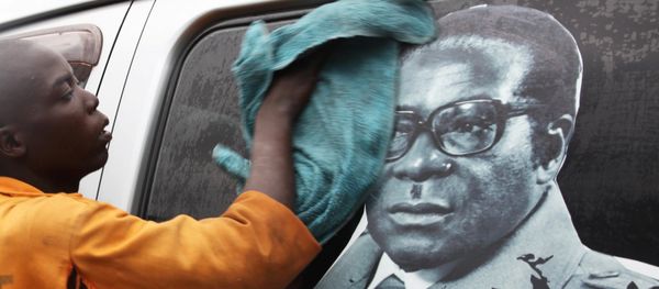 Youth washes a minibus adorned with picture of President Robert Mugabe at a bus terminus in Harare, Zimbabwe, November 15, 2017 Youth washes a minibus adorned with picture of President Robert Mugabe at a bus terminus in Harare, Zimbabwe, November 15, 2017 - Sputnik International