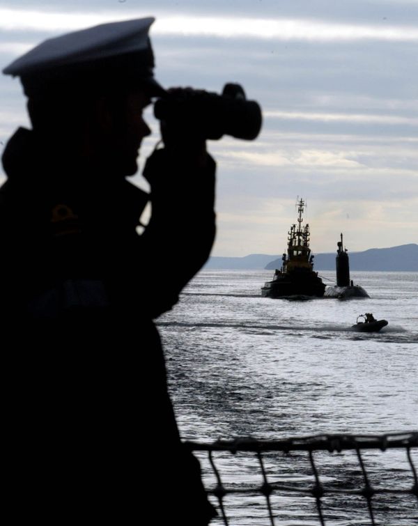 British Royal Naval Officer Paul Matthews, left, onboard the British frigate HMS Montrose watches as a tug boat tows the Canadian submarine HMCS Chicountimi up the River Clyde towards the British Naval Base at Faslane, Scotland. British Royal Naval Officer Paul Matthews, left, onboard the British frigate HMS Montrose watches as a tug boat tows the Canadian submarine HMCS Chicountimi up the River Clyde towards the British Naval Base at Faslane, Scotland. - Sputnik International