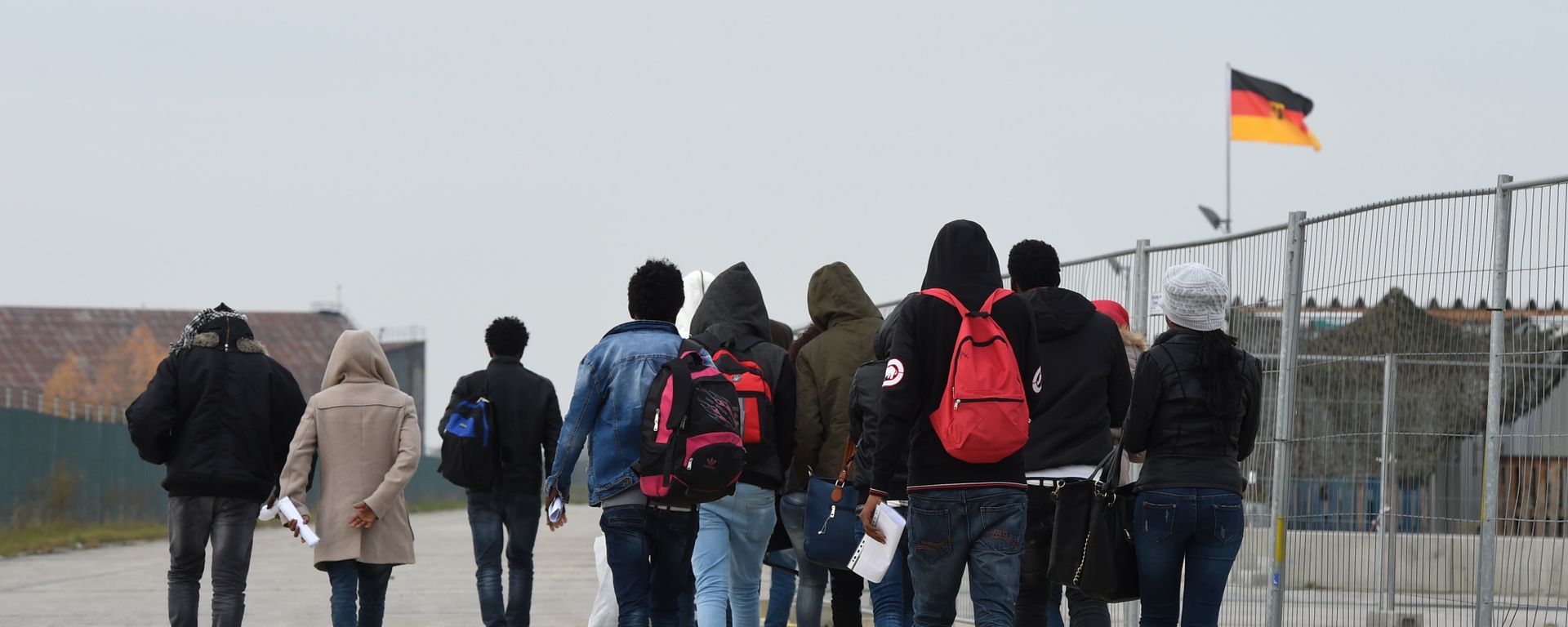 Migrants arrive at the first registration point for asylum seekers in Erding near Munich, southern Germany, on November 15, 2016 Migrants arrive at the first registration point for asylum seekers in Erding near Munich, southern Germany, on November 15, 2016 - Sputnik International, 1920, 23.09.2023