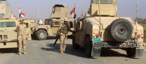 Iraqi security forces gather in the Rawa area during an operation to retake the Euphrates Valley town from the Islamic State group on November 11, 2017 - Sputnik International