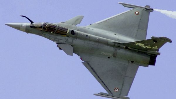 French Air Force Rafale manufactured by France's Dassault Aviation speeds above Le Bourget airport, north of Paris, during the 44th Paris Air Show, in France. (File) - Sputnik International