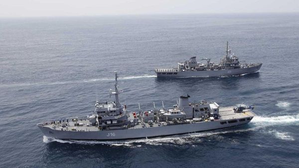 INS Sarvekshak (in the background) - Sputnik International
