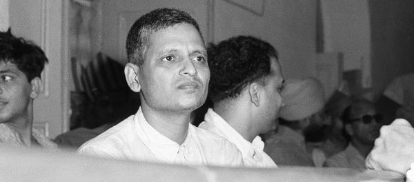Nathuram Godse, left, one of nine co-defendants in the Mohandas Gandhi assassination conspiracy case, and defense counsellor L.B. Bhopatkar confer May 27, 1948, at the start of the hearing - Sputnik International