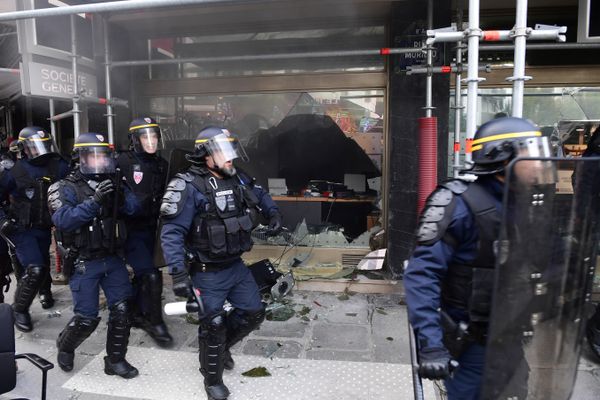 A picture taken on November 18, 2017 shows Police officers walking by the Saudi embassy in Paris vandalised on the sideline of a march dubbed marche sur l'Elysée called by the Social Front against the Government's measures on assisted jobs, labour law reform and solidarity tax on wealth form (Impot de Solidarite sur la Fortune or ISF in French) reform - Sputnik International
