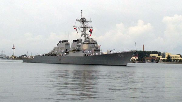 The guided missile destroyer USS Benfold arrives in port in Qingdao in eastern China's Shandong Province, Monday, Aug. 8, 2016 - Sputnik International