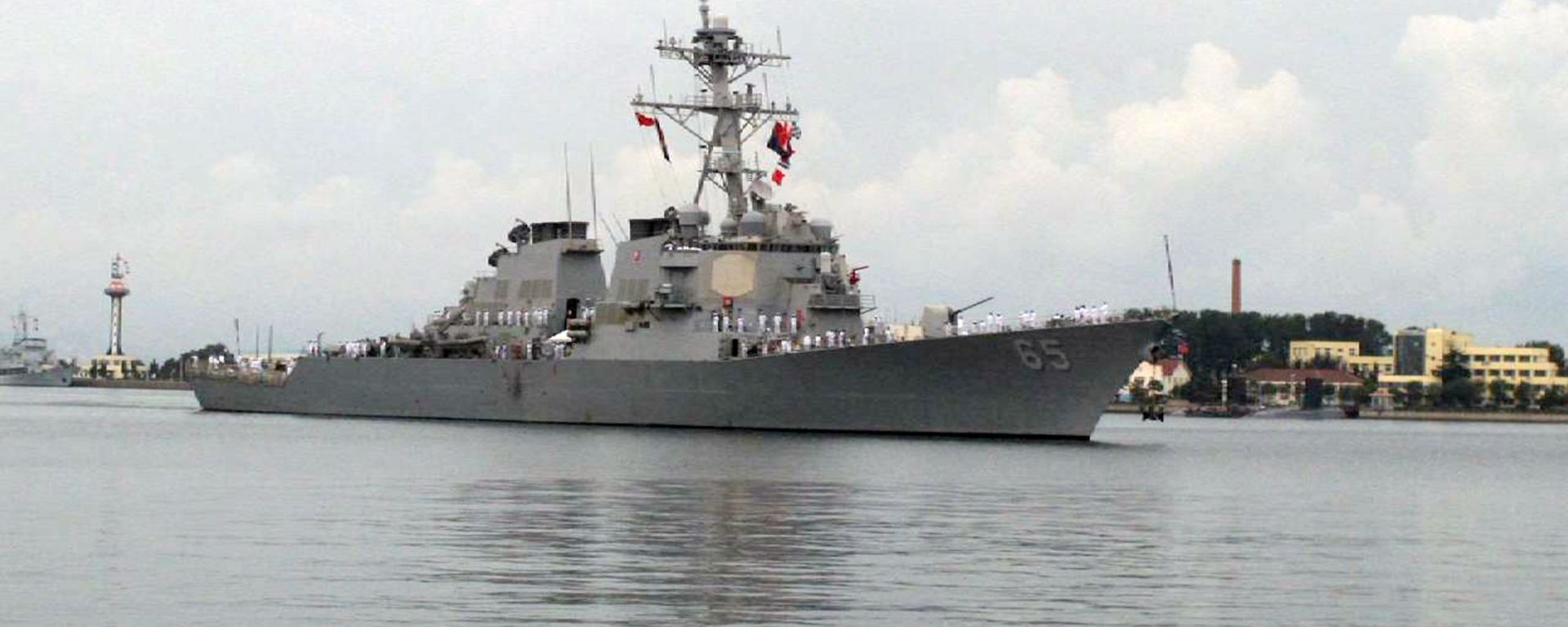 The guided missile destroyer USS Benfold arrives in port in Qingdao in eastern China's Shandong Province, Monday, Aug. 8, 2016 - Sputnik International, 1920, 08.09.2021