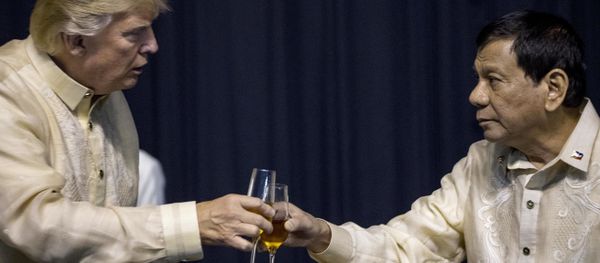 President Donald Trump toasts Philippines President Rodrigo Duterte, right, at an ASEAN Summit dinner at the SMX Convention Center, Sunday, Nov. 12, 2017, in Manila, Philippines President Donald Trump toasts Philippines President Rodrigo Duterte, right, at an ASEAN Summit dinner at the SMX Convention Center, Sunday, Nov. 12, 2017, in Manila, Philippines - Sputnik International