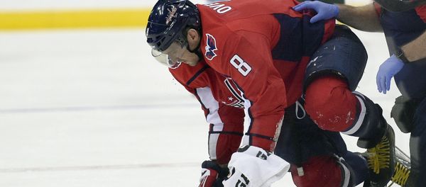 Washington Capitals left wing Alex Ovechkin (8), of Russia, is helped by a trainer after he was injured during the second period of an NHL hockey game against the Minnesota Wild, Saturday, Nov. 18, 2017, in Washington - Sputnik International