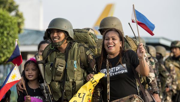 Philippine soldiers from Marawi are welcomed home by their relatives at Villamor Airbase in Manila on October 20, 2017 - Sputnik International