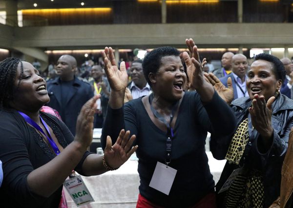 Delegates celebrate after Zimbabwean President Robert Mugabe was dismissed as party leader at an extraordinary meeting of the ruling ZANU-PF's central committee in Harare, Zimbabwe November 19, 2017 Delegates celebrate after Zimbabwean President Robert Mugabe was dismissed as party leader at an extraordinary meeting of the ruling ZANU-PF's central committee in Harare, Zimbabwe November 19, 2017 - Sputnik International