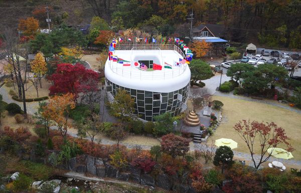 This picture taken on November 10, 2017 shows a steel and glass toilet-shaped house, Haewoojae Museum, in Suwon, south of Seoul This picture taken on November 10, 2017 shows a steel and glass toilet-shaped house, Haewoojae Museum, in Suwon, south of Seoul - Sputnik International