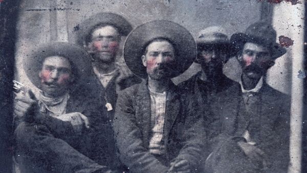 This photo provided by Frank Abrams shows what historians believe is a photo of outlaw Billy the Kid, second from left, and Pat Garrett, far right, taken in 1880. Frank Abrams, who bought the photo at a flea market says experts in forensics and facial recognition have verified the picture after several months of examination This photo provided by Frank Abrams shows what historians believe is a photo of outlaw Billy the Kid, second from left, and Pat Garrett, far right, taken in 1880. Frank Abrams, who bought the photo at a flea market says experts in forensics and facial recognition have verified the picture after several months of examination - Sputnik International