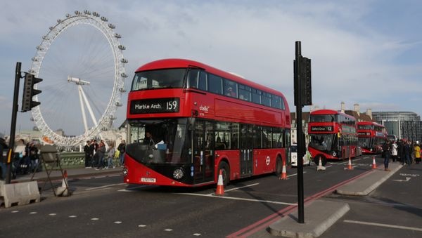 Members of the public and traffic cross Westminster Bridge in central London on March 23, 2017 - Sputnik International