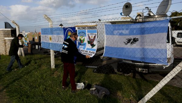 Banners with messages in support of the crew of the Argentine submarine ARA San Juan hang from the fence at the Navel base in Mar del Plata, Argentina, Sunday, Nov. 19, 2017 - Sputnik International
